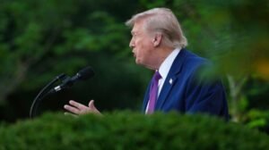 La aprobación de Trump en la economía alcanza un nuevo mínimo; 7 de cada 10 esperan una recesión el próximo año: encuesta