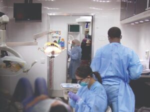 Como 4 colegios están ayudando a cerrar las brechas en la atención sanitaria