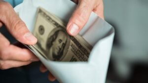 Más estadounidenses preocupados por quedarse sin dinero que la muerte: encuesta