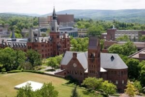 El presidente de Cornell golpea a los manifestantes con un coche a baja velocidad