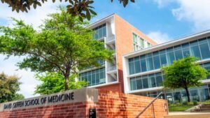 UCLA Med School acusado de discriminación racial en admisiones