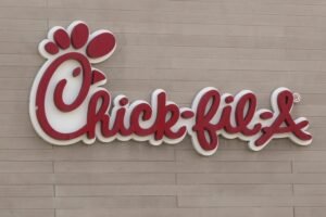 Un antiguo trabajador de Chick-fil-A acusado de robar 80.000 dólares en un plan de reembolso de mac y queso falso