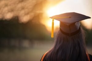 A medida que se extiende el uso del IA, los graduados dicen que su título mereció la pena