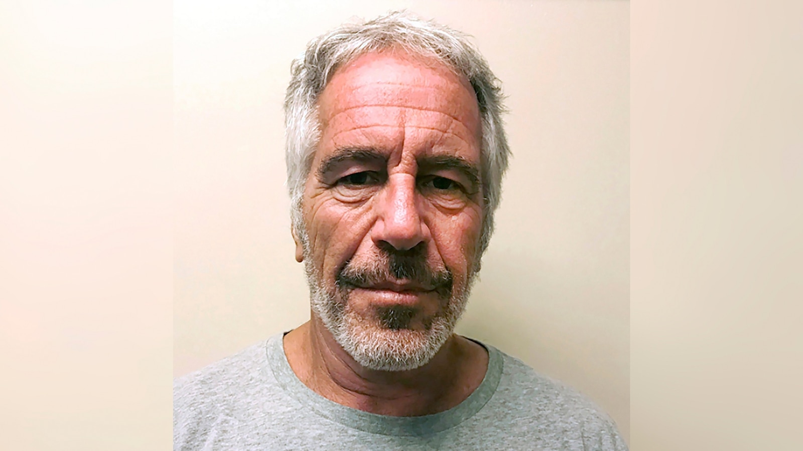 Un ex violonchelista dice que encontró una nota de suicidio de Jeffrey Epstein luego de un intento de suicidio anterior
