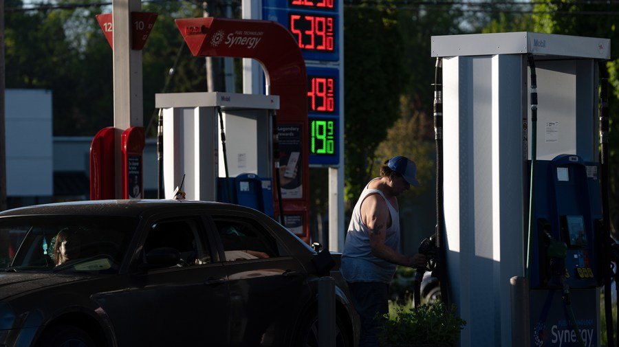Leading-Gas_042926_AP_JennyKane.jpg