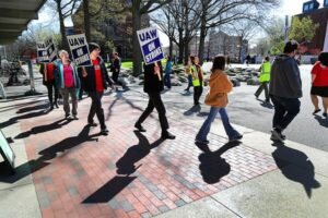 Loyola, los trabajadores de la UC hicieron huelga mientras continúan las luchas en Harvard
