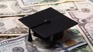 Los estudiantes universitarios sobreestiman sus sueldos iniciales en 24.000 dólares: encuesta