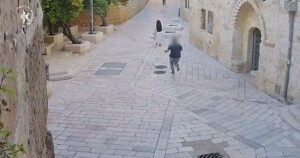 La policía israelí publica un vídeo del momento en que atacan a un monje francés