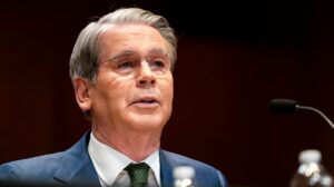 Bessent: “La ayuda está en camino” sobre los precios del gas