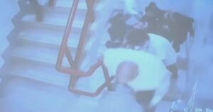 El vídeo muestra al senador filipino siendo perseguido por la policía tras emitirse una orden de arresto