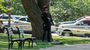 Oficiales del Servicio Secreto intercambian disparos con sospechoso armado cerca de la Casa Blanca, joven transeúnte herido: USSS