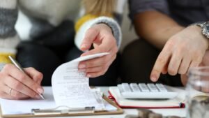 La deuda de los hogares estadounidenses está aumentando a un máximo histórico a medida que la inflación continúa aumentando