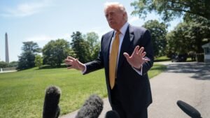 Corte de apelaciones escuchará argumentos sobre órdenes de Trump que buscaban castigar a 4 firmas de abogados de élite