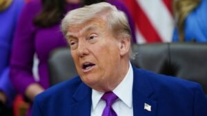 Trump plantea la suspensión del impuesto federal a la gasolina ante el aumento de los precios