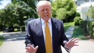 El tribunal de apelaciones paraliza temporalmente una orden que declaraba ilegales los aranceles globales del 10% de Trump