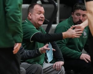 Brian Barber deja el cargo de entrenador de baloncesto de Monrovia después de una temporada