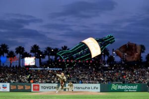 Empató los máximos de la temporada de los Padres en hits (14) y carreras anotadas en la victoria por 10-5 sobre los Gigantes.