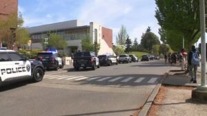 Cinco heridos en apuñalamiento en escuela secundaria del estado de Washington, sospechoso bajo custodia: policía