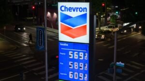 El secretario de Transporte, Sean Duffy, defiende una nueva serie de telerrealidad sobre viajes por carretera en medio del aumento de los precios de la gasolina
