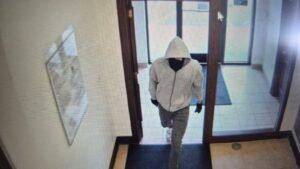 Dos trabajadores mueren a tiros en el robo de un banco en Kentucky, continúa la búsqueda del sospechoso: policía estatal