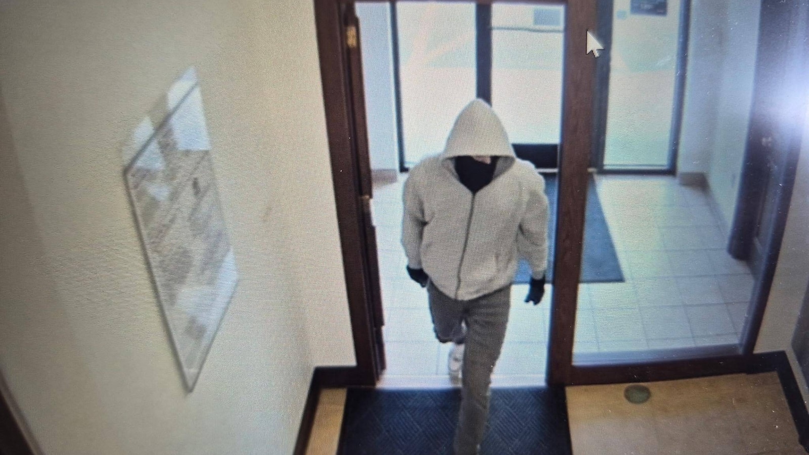 Dos trabajadores mueren a tiros en el robo de un banco en Kentucky, continúa la búsqueda del sospechoso: policía estatal