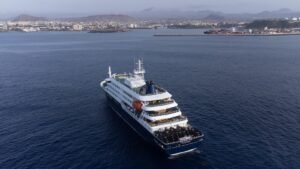 Tres personas esperan la evacuación médica del crucero en medio de un presunto brote de hantavirus