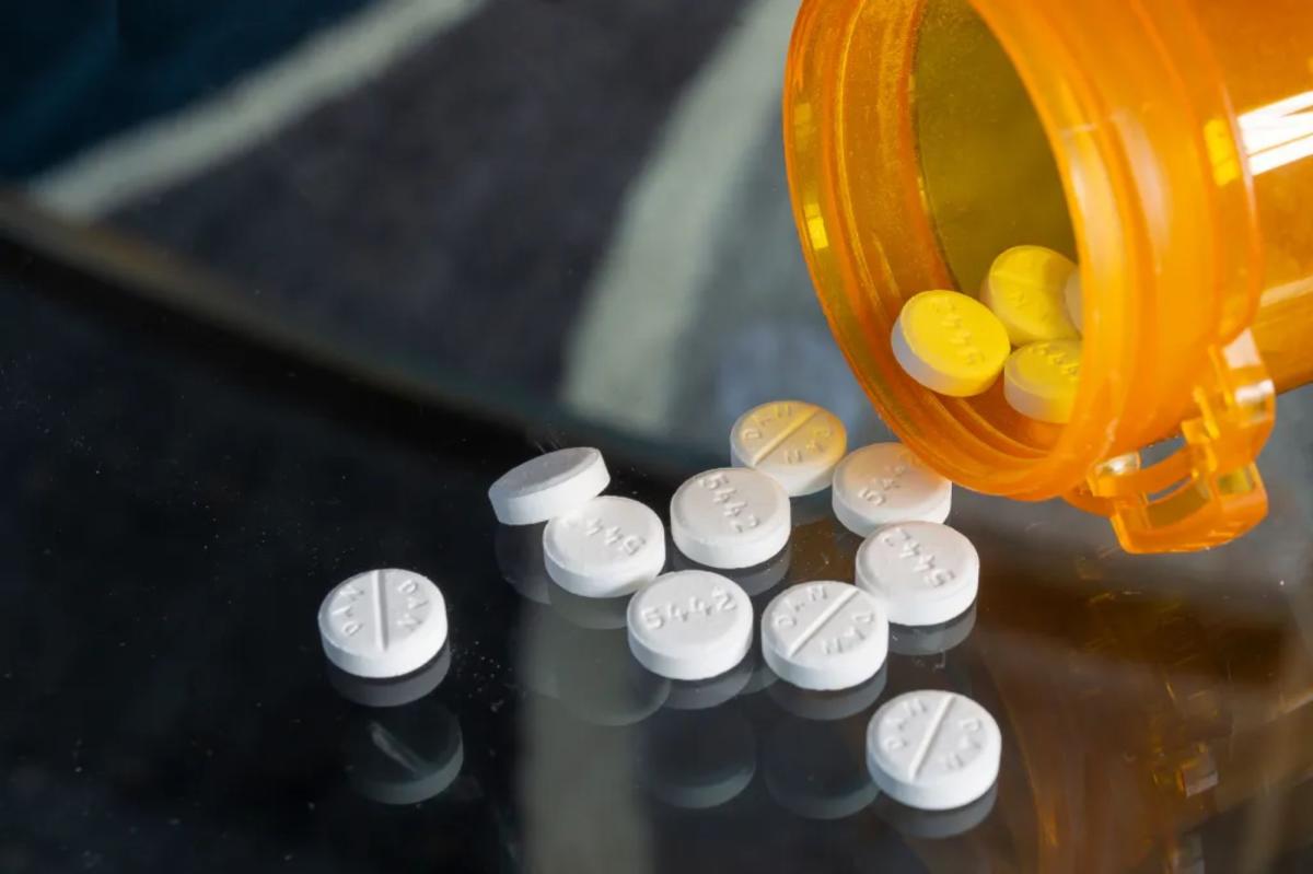 Eric, el hijo del médico de Long Island, Richard Taubman, está acusado de dirigir una fábrica de pastillas familiar en el condado de Nassau.