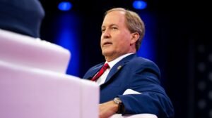 Ken Paxton demanda a Netflix, acusándole de “espiar a los vaqueros, incluidos los niños”.