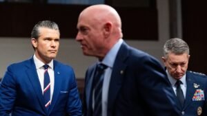 Hegseth busca nuevamente castigar al senador demócrata Mark Kelly por comentarios militares