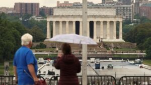 Una demanda busca detener el repintado de la piscina reflectante del Lincoln Memorial
