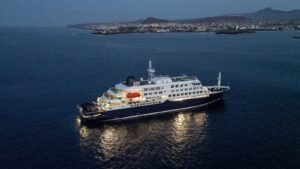 Tres personas han sido evacuadas de un crucero con un presunto grupo de hantavirus, dijo la OMS