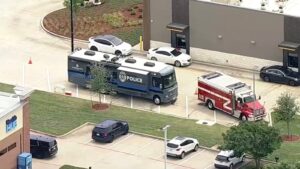Dos muertos y tres heridos en un tiroteo durante una reunión de negocios en un centro comercial de Texas: policía