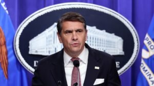 Todd Blanche dice que los medios no deberían “sorprenderse” si son criticados por historias de seguridad nacional