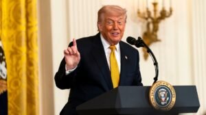 Trump dice que las agencias federales “deben comprar americanos”