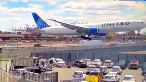 Nuevo video muestra un camión y un poste de ataque de un vuelo de United Airlines durante el aterrizaje en Newark