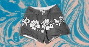 Sonia Kasparian y Roxy Bord con shorts que ella diseñó para niñas
