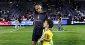 Los jugadores de Angel City agradecen el gran apoyo de mamá