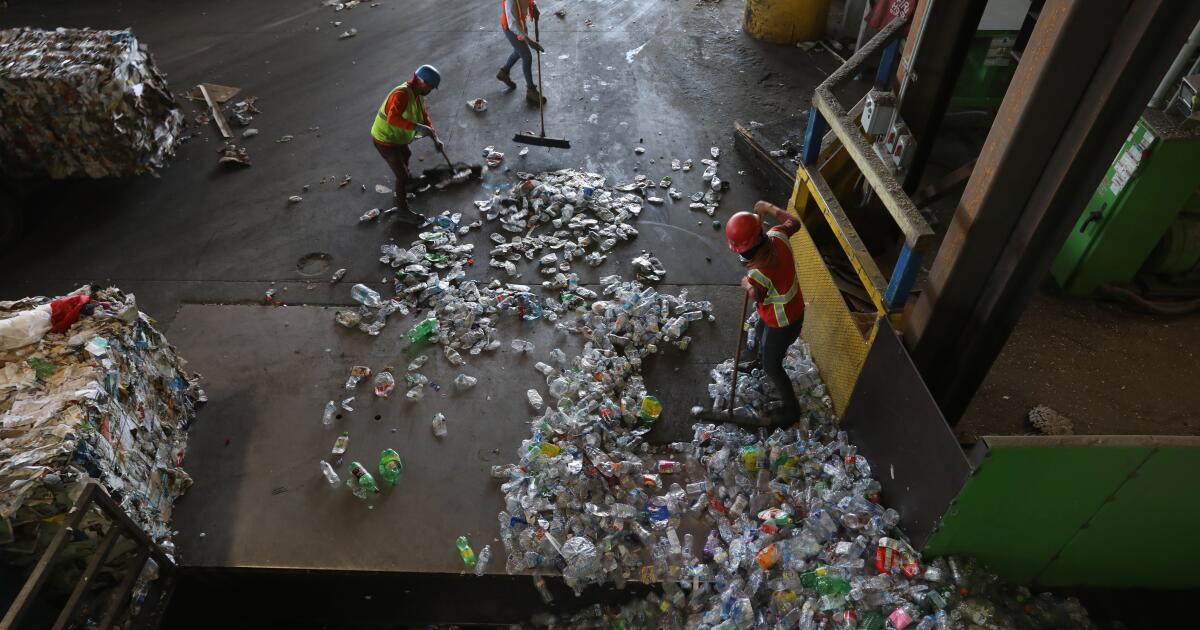 La industria del plástico reciclado recibe un impulso inesperado de la guerra de Irán