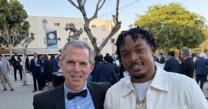 Salesian honra al back defensivo de los 49ers de San Francisco, Diommodore Lenoir