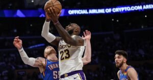 donde esta lebron Como desapareció la temporada de los Laker, él volvió a desaparecer