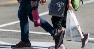 La ley de plástico desechable de California está enfadando todas las partes