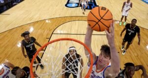 El jugador de baloncesto universitario más alto se transferirá de Florida a UC Irvine