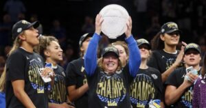 UCLA recompensó al entrenador Corey Close con una extensión de contrato