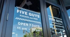 Cinco chicos para cerrar dos ubicaciones de la zona de Los Angeles