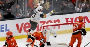 Los Ducks no pueden detener a Mitch Marner y Golden Knights en la derrota del Juego 3