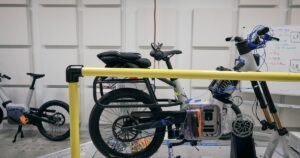 Este spin-off de Rivian está reinventando las bicicletas eléctricas con pantallas y software