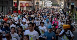 En el maratón de la ciudad de Los Ángeles por Frank McCourt: ahórrenos algo de dinero