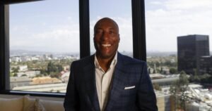 El magnate del entretenimiento Byron Allen adquirirá Buzzfeed y HuffPost