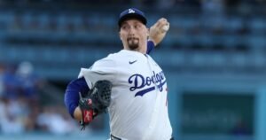 Los Dodgers colocan a Tyler Glasnow en IL; Blake Snell debutará en 2026