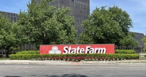 La administración de Trump apoya a las víctimas de los incendios forestales que piden State Farm